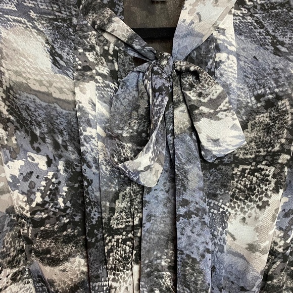 George Sleeveless Tie Neck Blouse Gray Snake Print Layered Top XL 16-18 - Picture 4 of 7